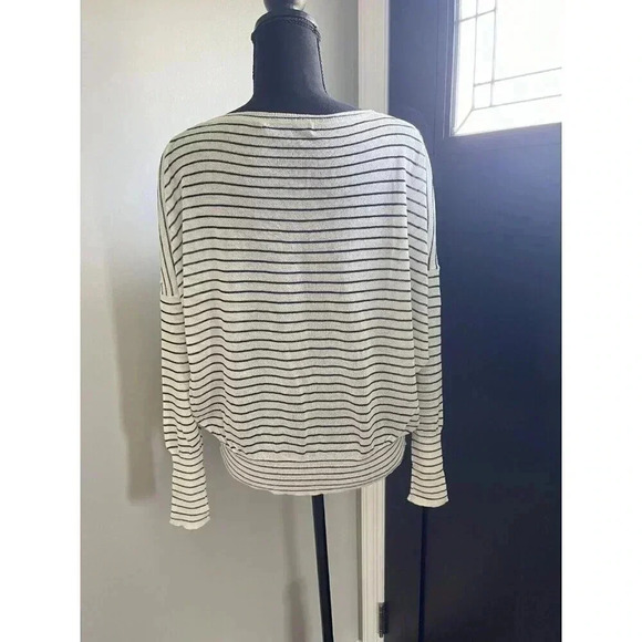 OLIVACEOUS WOMENS SIZE L LIGHTWEIGHT WHITE BLACK STRIPED VNECK LONG SLEEVE TOP - Picture 4 of 6
